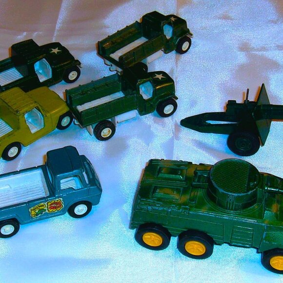Lot Of 6 Tootsietoy 1969 Miltary Vehicles + Howitzer - Picture 1 of 2